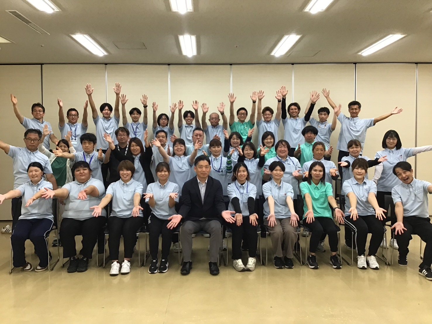 合同会社マルタクの職員が集まった集合写真